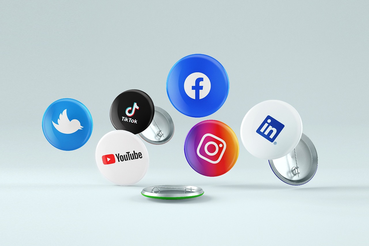 social-media-6363633_1280 Illustration de gestion et création de réseaux sociaux avec un ordinateur portable affichant des icônes de Facebook, Instagram et LinkedIn, représentant une stratégie digitale en Auvergne-Rhône-Alpes.